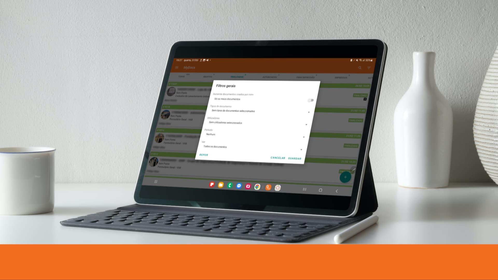 Tablet com interface da plataforma Quatenus em ambiente de trabalho, representando gestão operacional e acompanhamento de actividade