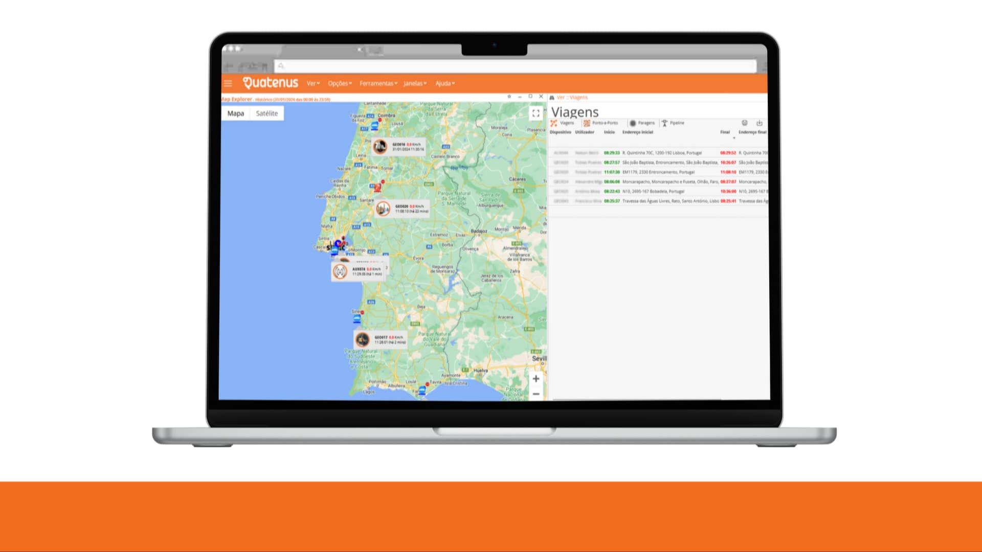 Portátil com mapa e lista de estado da plataforma Quatenus para monitorização de frotas e controlo operacional
